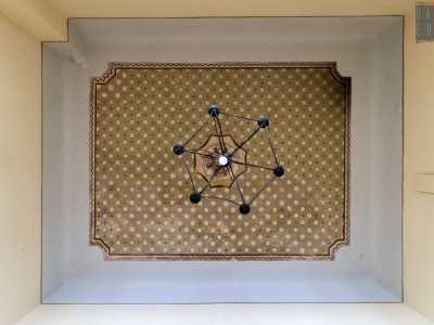 L�ambiente successivo mostra invece dei colori pi� tenui con un �cielo� formato da cerchi e rombi al cui centro vi � un �rosone� con quattro pigne stilizzate